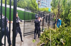 建設(shè)物業(yè)職工勇戰(zhàn)臺(tái)風(fēng)“貝碧嘉”